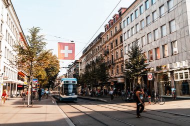Zürih, İsviçre - 23 Ağustos 2018: Zürih Şehri, İsviçre kaldırımlarda insanlar yürüyüş yaparken bir tramvay merkezi Bahnhofstrasse sürücüler.