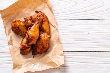 Masada ızgara ve ızgara tavuk.