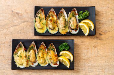 Peynirli taze midye.