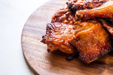 Masada ızgara ve ızgara tavuk.