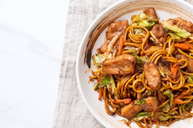tavada kızartılmış yakisoba noodle pork - Asya gıda tarzı ile