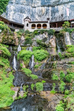 St. Beatus mağara ve şelaleler Thunersee, Sundlauenen İsviçre yukarıda.