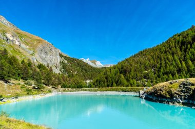 Matterhorn Zermatt, İsviçre Mosjesee Gölü ile