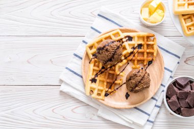 Çikolatalı dondurma waffle ve çikolata sosu ile