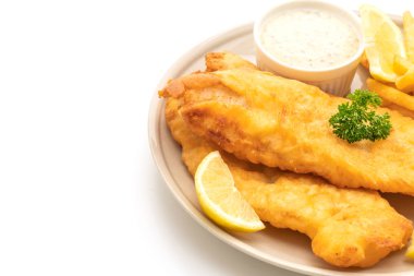 Balık ve cips beyaz arka plan üzerinde izole patates kızartması ile
