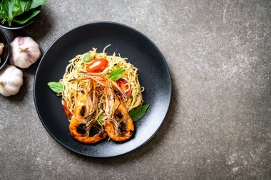 ızgara karides ve domates - İtalyan Füzyon gıda tarzı ile tavada kızartılmış spagetti