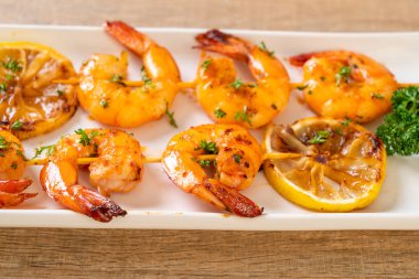 Limon - deniz ürünleri tarzı ile ızgara kaplan karides şiş