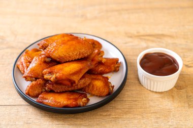 Barbekü tavuk kanadı sosu ile