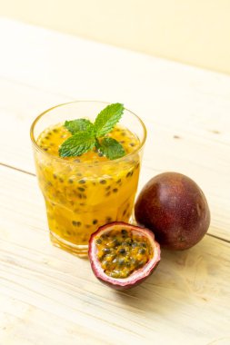 taze ve buzlu meyve suyu - sağlıklı içecek