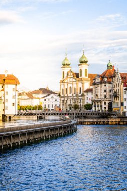 Tarihi kent merkezi, Lucerne (Luzern) İsviçre'deki ünlü Şapel Köprüsü ile.