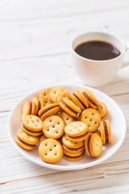 Hindistan cevizli bisküvi ve ananas reçeli.