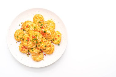 Beyaz arka plan üzerinde izole sarımsaklı kızarmış yumurta yumuşak tofu