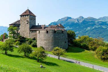 Güzel mimari Kalesi'nde Vaduz, Liechtenstein Prens mavi gökyüzü ile resmi konutu