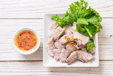 Soslu ve sebzeli haşlanmış balık sosu.