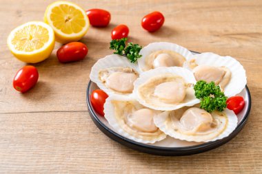 Ahşap tahta üzerinde taze kabuk tarak