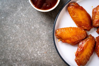 Barbekü tavuk kanadı sosu ile