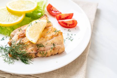 Izgara balık bifteği.