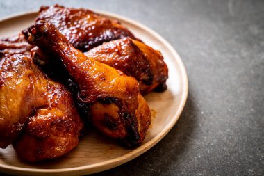 Masada ızgara ve ızgara tavuk.