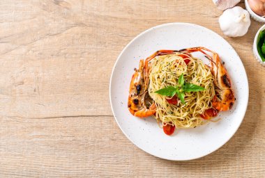 ızgara karides ve domates - İtalyan Füzyon gıda tarzı ile tavada kızartılmış spagetti