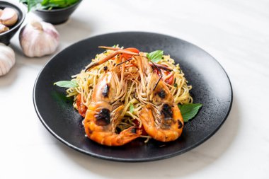 ızgara karides ve domates - İtalyan Füzyon gıda tarzı ile tavada kızartılmış spagetti