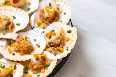 Kızarmış deniz tarağı, tereyağı ve sarımsak.