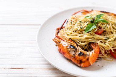 ızgara karides ve domates - İtalyan Füzyon gıda tarzı ile tavada kızartılmış spagetti