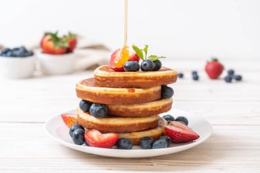 taze yaban mersini, taze çilek ve bal ile sufle gözleme