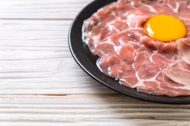 taze dilimlenmiş domuz ham yumurta pişirme veya shabu shabu ve sukiyaki yapma ile