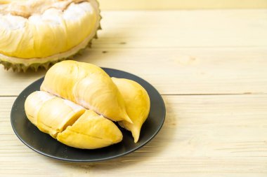 Ahşap zemin üzerinde taze Durian meyvesi