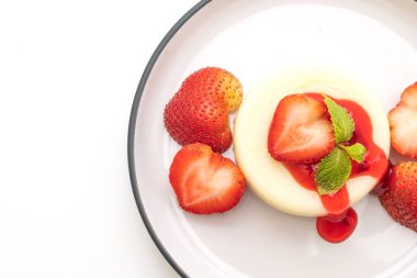 taze çilek beyaz arka plan üzerinde izole pudingle yoğurt