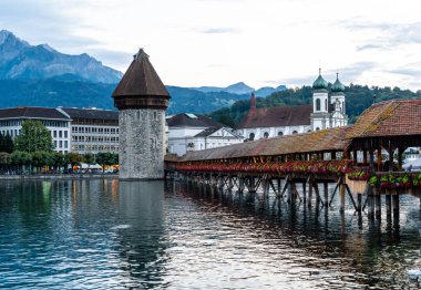 Tarihi kent merkezi, Lucerne (Luzern) İsviçre'deki ünlü Şapel Köprüsü ile.