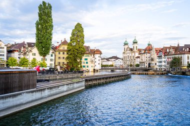 Tarihi kent merkezi, Lucerne (Luzern) İsviçre'deki ünlü Şapel Köprüsü ile.
