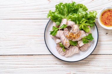 Soslu ve sebzeli haşlanmış balık sosu.