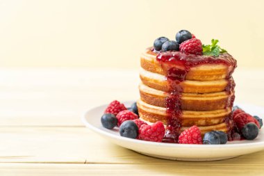 Taze ahududu ve yabanmersinli gözleme.