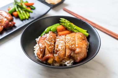 Teriyaki tavuk pilav kasesi - Asya gıda tarzı