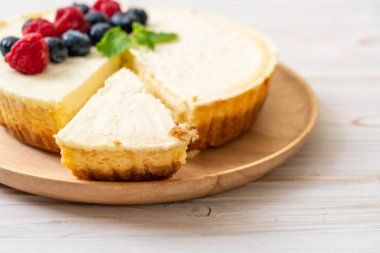 Ev yapımı cheesecake taze ahududu ve yaban mersini ile