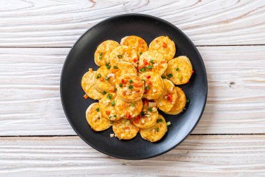 Sahanda yumurta yumuşak tofu sarımsak - sağlıklı, vegan ve sebze gıda tarzı