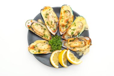 Beyaz arka plan üzerinde izole peynir pişmiş taze midye