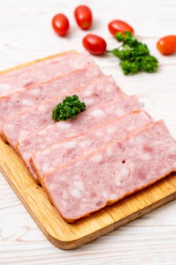 dilimlenmiş taze çiğ pastırma Barbekü