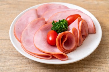 tabağa dilimlenmiş jambon füme