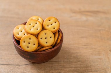 Hindistan cevizli bisküvi ve ananas reçeli.