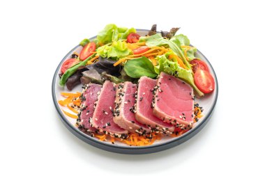 Taze ton balığı ve beyaz arka planda izole edilmiş sebze salatası.