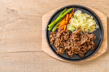 sıcak plaka - Asya tarzı domuz biftek dilimlenmiş