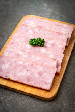 dilimlenmiş taze çiğ pastırma Barbekü