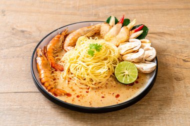 Baharatlı karides spagetti makarna (Tom Yum Goong) - İtalyan Füzyon gıda tarzı
