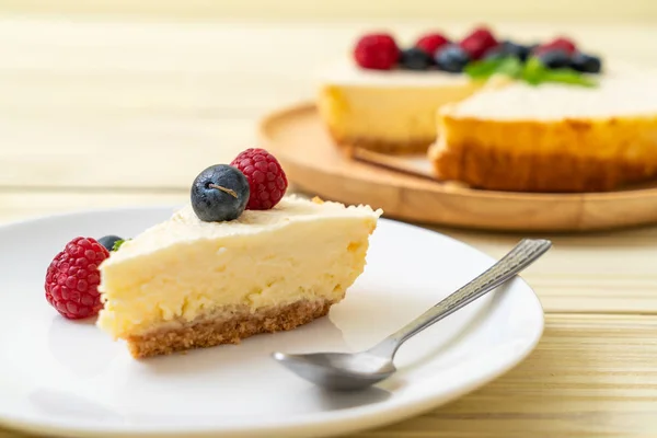 Tarta Queso Casera Con Frambuesas Frescas Arándanos —  Fotos de Stock