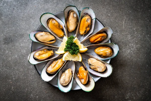 deniz ürünleri midye maydanoz ve limon ile