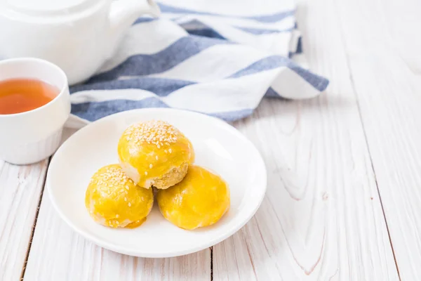 Chinesisches Gebäck Oder Mondkuchen Gefüllt Mit Mungobohnenpaste Und Gesalzenem Eigelb — Stockfoto