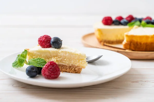 Homemade Cheesecake Fresh Raspberries Blueberries — Stock Photo, Image