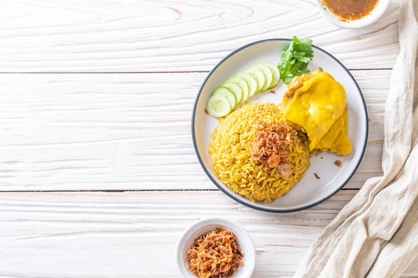 Muslim Kuning Beras Dengan Ayam Muslim Gaya Makanan — Stok Foto